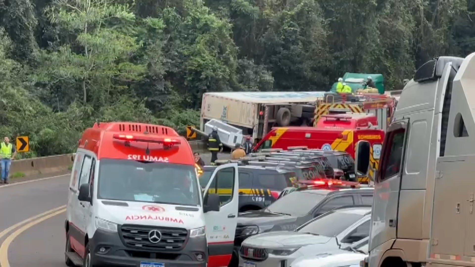 PM fica ferido após ser agredido enquanto atendia ocorrência de furto de carga de caminhão tombado no PR