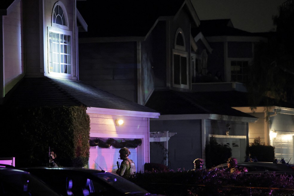 Carros do FBI com agentes armados em buscas na casa de Cole Allen, em Torrence, na Califórnia, suspeito de realizar ataque a tiros em jantar de gala em que presidente Donald Trump estava presente em 25 de abril de 2026. — Foto: REUTERS/Daniel Cole