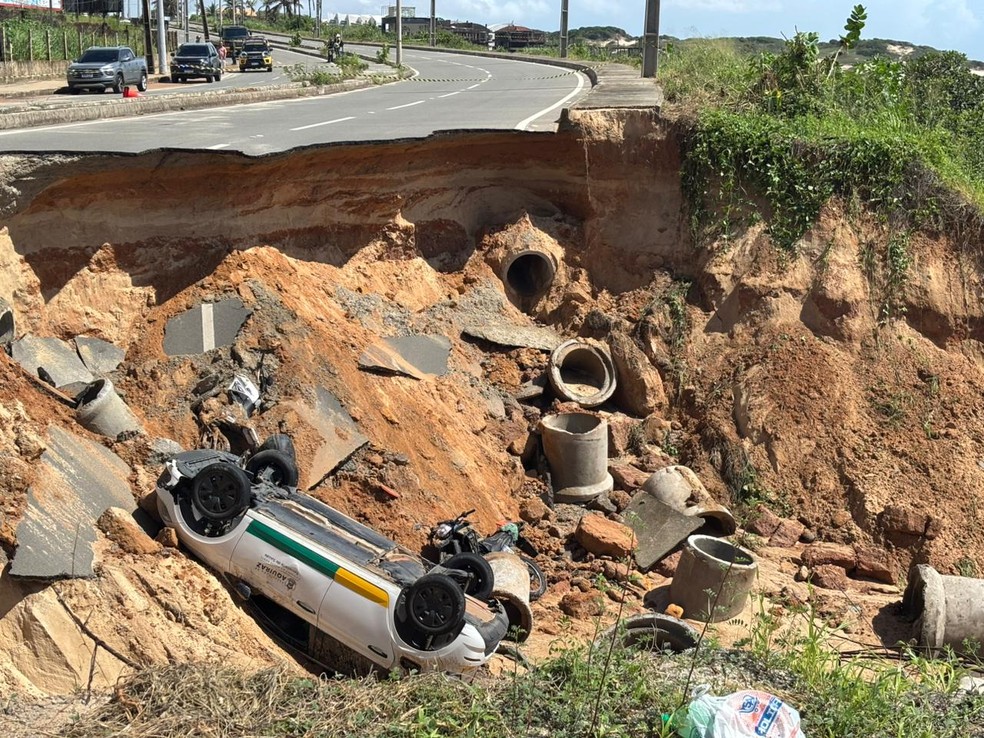Cratera formada após asfalto ceder na estrada entre Fortaleza e Aquiraz, nesta segunda-feira (27) — Foto: Kilvia Muniz/SVM