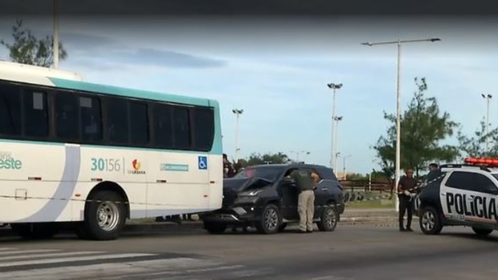 Dois homens são mortos dentro de caminhonete na Praia do Futuro, em Fortaleza. — Foto: TV Verdes Mares/ Reprodução