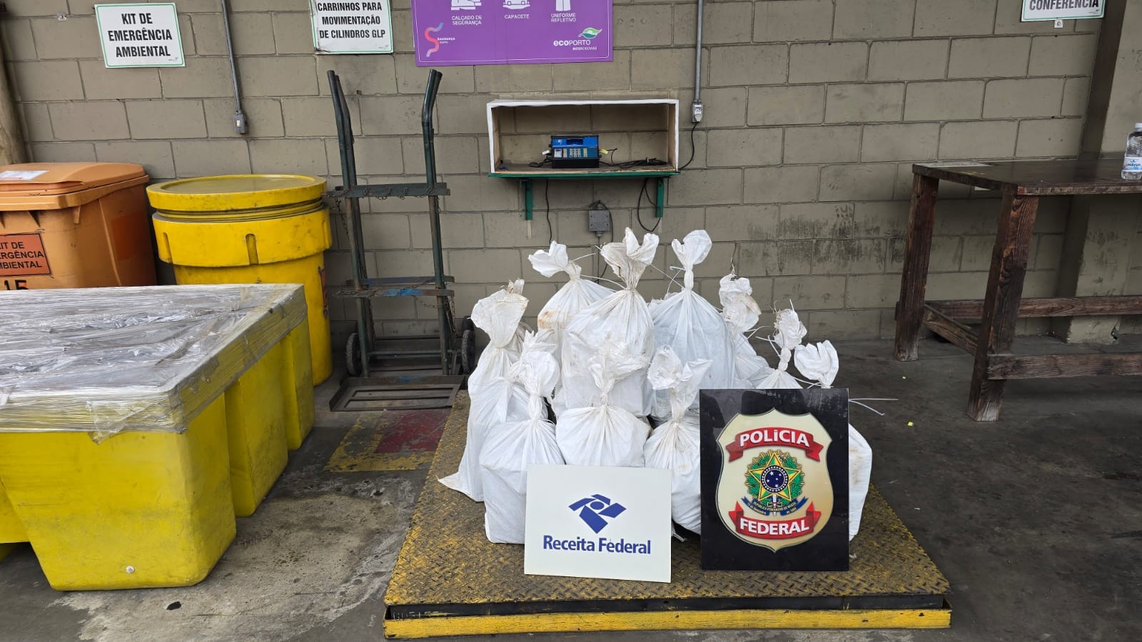 Motorista é preso com 214 kg de cocaína escondidos no teto de caminhão no Porto de Santos; VÍDEO