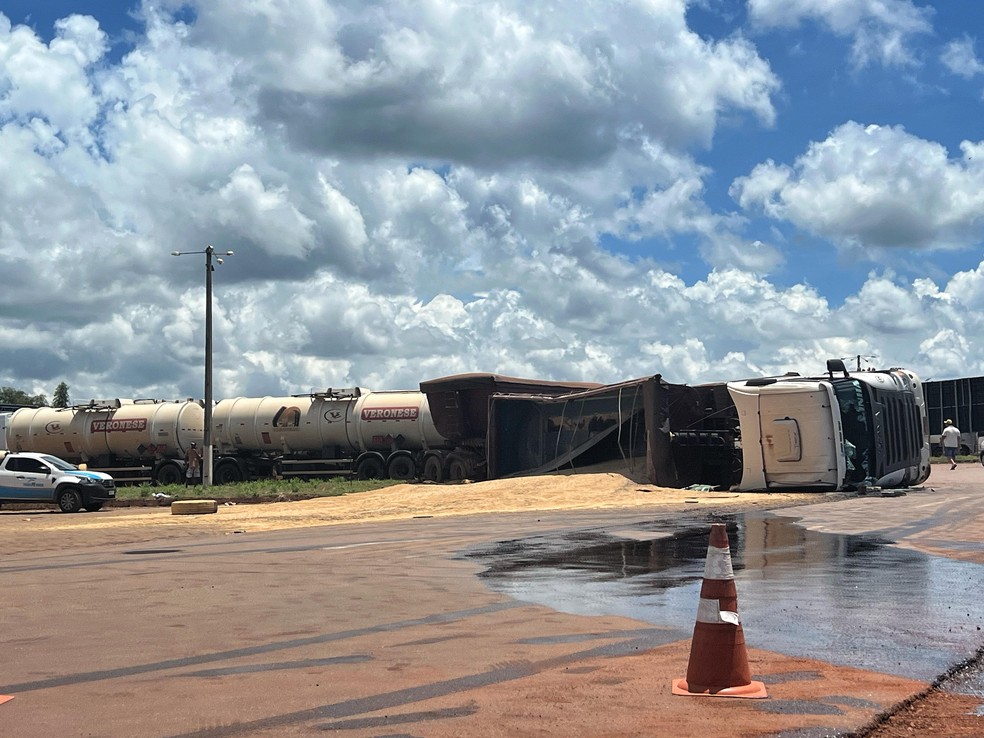 Carreta tombou na TO-348, saída para Barrolândia — Foto: Divulgação/Eduardo Azevedo