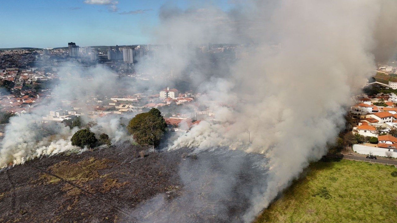 Incêndio em área de pastagem provoca cortina de fumaça e espalha fuligem sobre casas em Botucatu