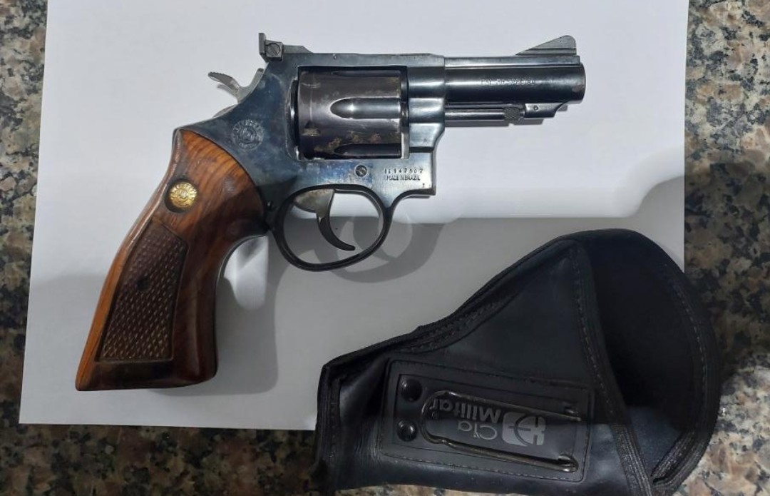 Arma é encontrada em mochila de passageiro durante fiscalização em aeroporto de RO