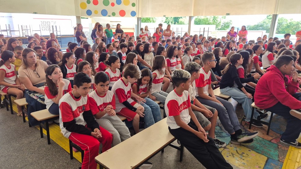 Cada grupo precisa construir, programar e testar seu próprio robô — Foto: Divulgação