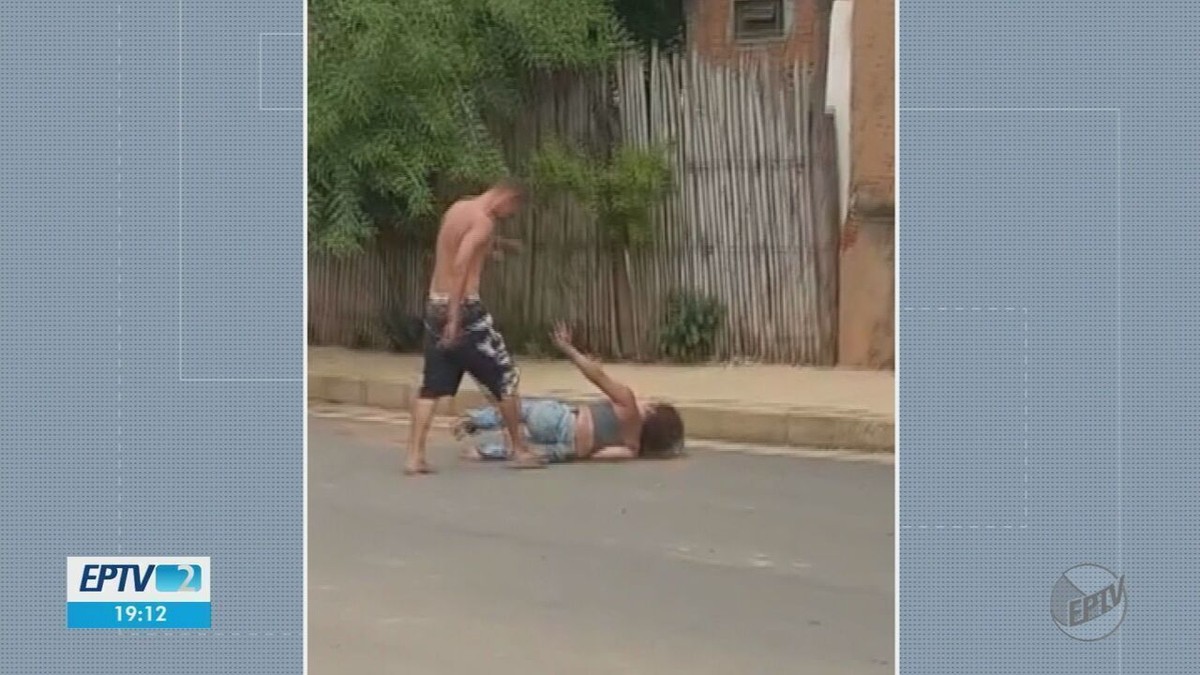 Homem arrasta mulher pelo cabelo e a agride chutes no meio da rua, em MG