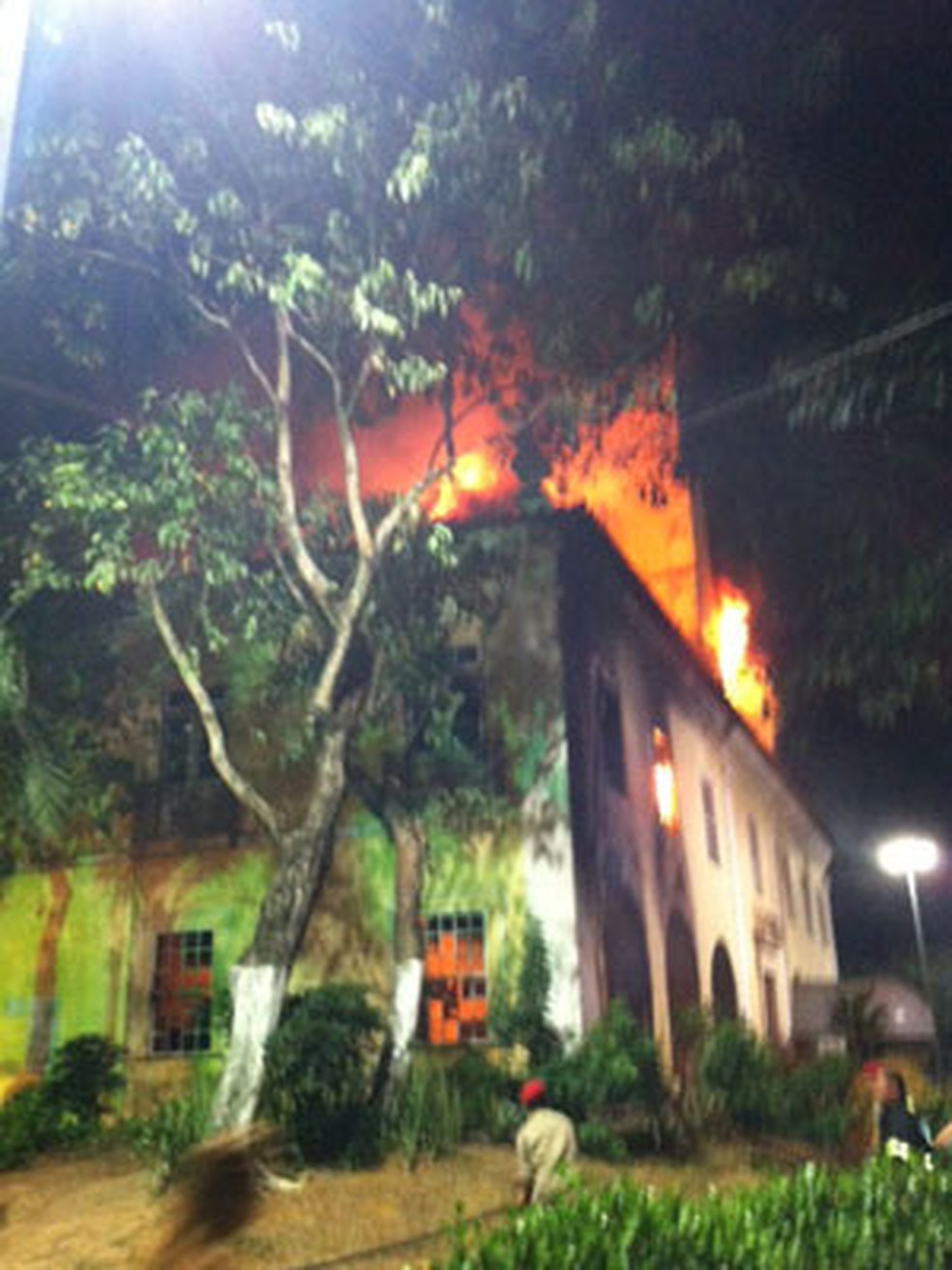 Incêndio atingiu secretaria Municipal da Educação, em Salvador, em 2013 — Foto: Renata Menezes/TV Bahia