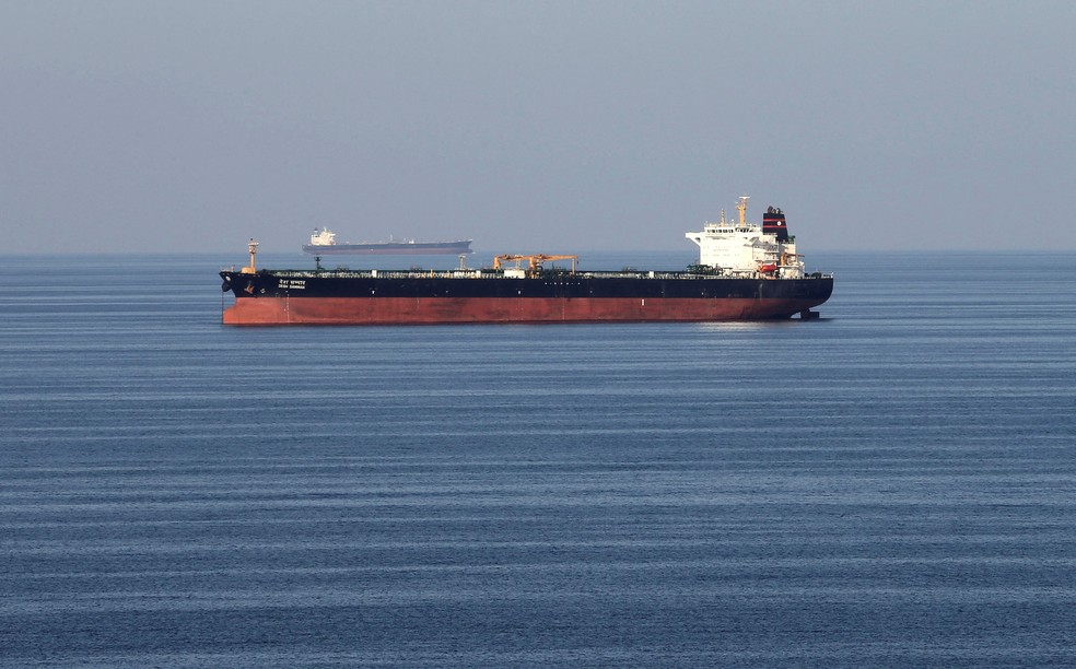 Navio passa pelo estreito de Ormuz — Foto: REUTERS/Hamad I Mohammed/File Photo