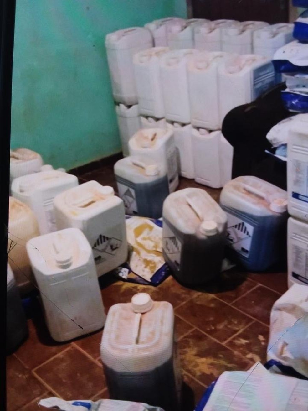 Defensivos agrícolas foram recuperados pela Polícia Militar (PM) — Foto: Divulgação/PM