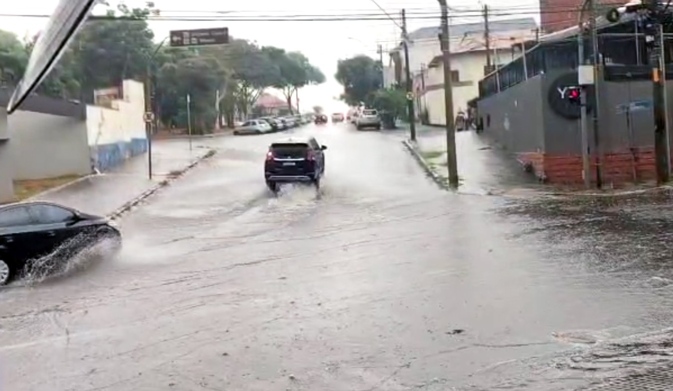 Vento atinge 95 km/h durante chuva e Piracicaba tem quedas de árvores e alagamentos