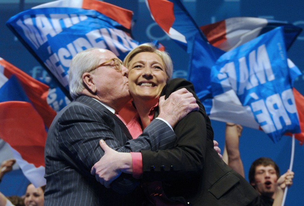 Marine Le Pen é saudada pelo pai, Jean-Marie Le Pen, no final de uma campanha em 30 de março de 2012, em Nice, sudeste da França — Foto: Boris Horvat/AFP/Arquivo