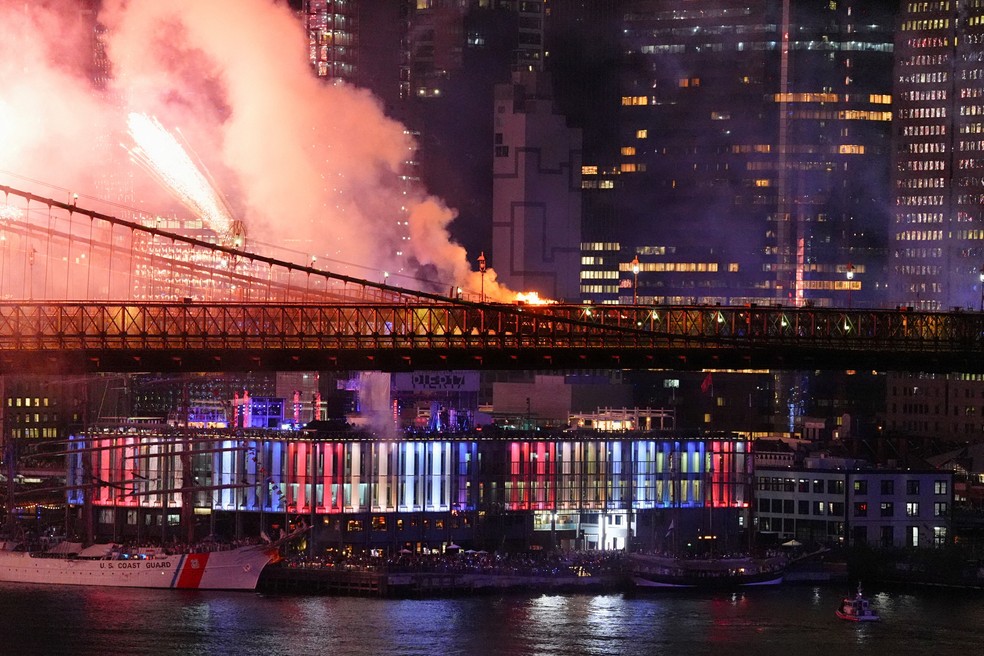 Fumaça sobe do incêndio provocado pelos fogos de artifício na Ponte do Brooklyn, em Nova York, durante queima de fogos dos 250 anos de independência dos EUA em 4 de julho de 2026. — Foto: REUTERS/Angelina Katsanis