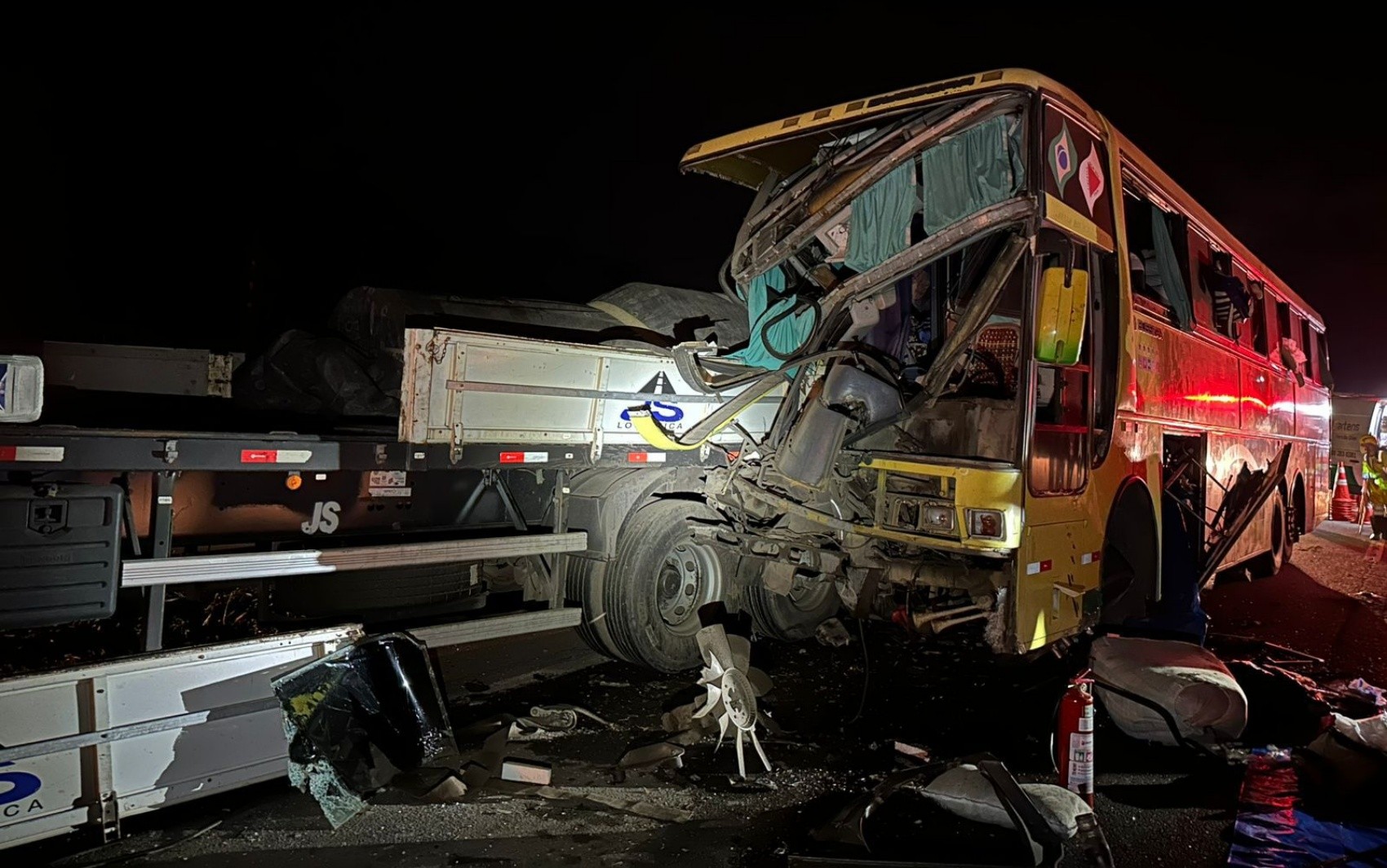 Batida entre ônibus e carreta deixa quatro feridos na Fernão Dias, em Cambuí, MG