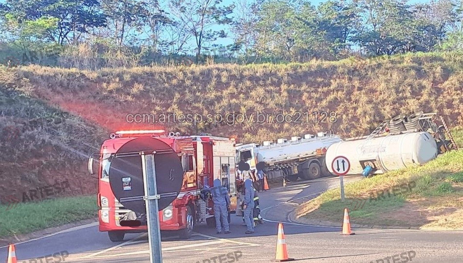 Acidente com carreta de combustível interdita rodovia SP-225 por mais de 24 horas​‌​