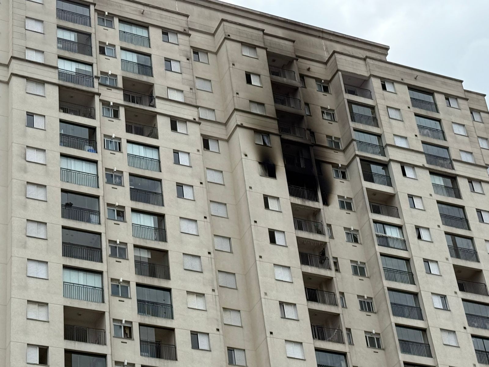 Incêndio atinge apartamento no Centro de São Bernardo do Campo, na Grande SP; homem é resgatado do local inconsciente