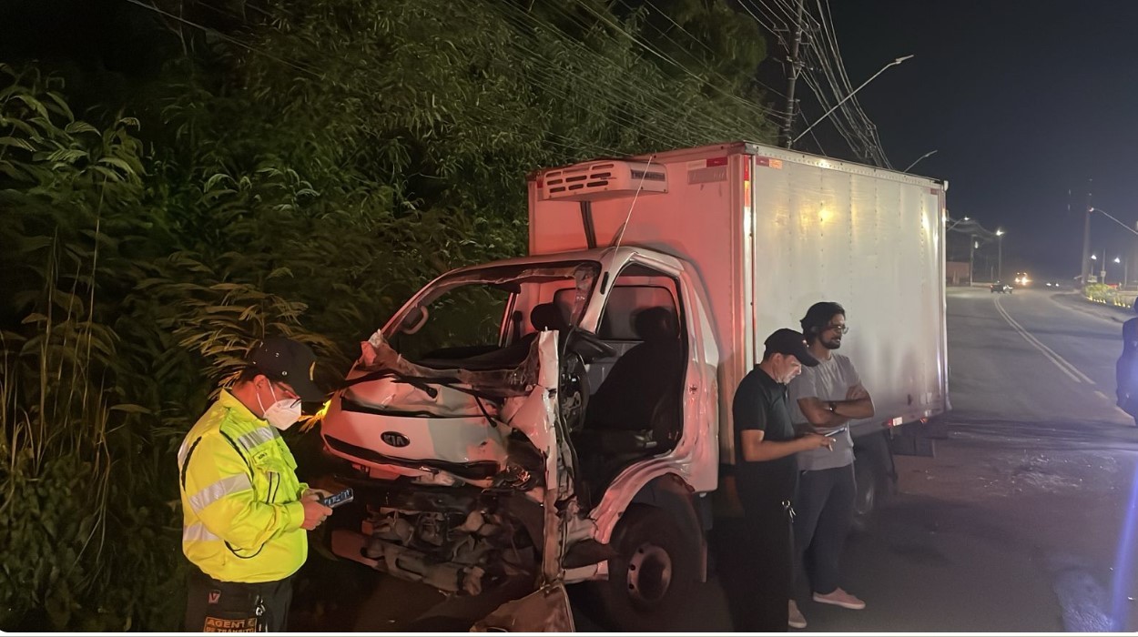 Colisão entre dois caminhões deixa motorista preso às ferragens na Zona Sul de Manaus