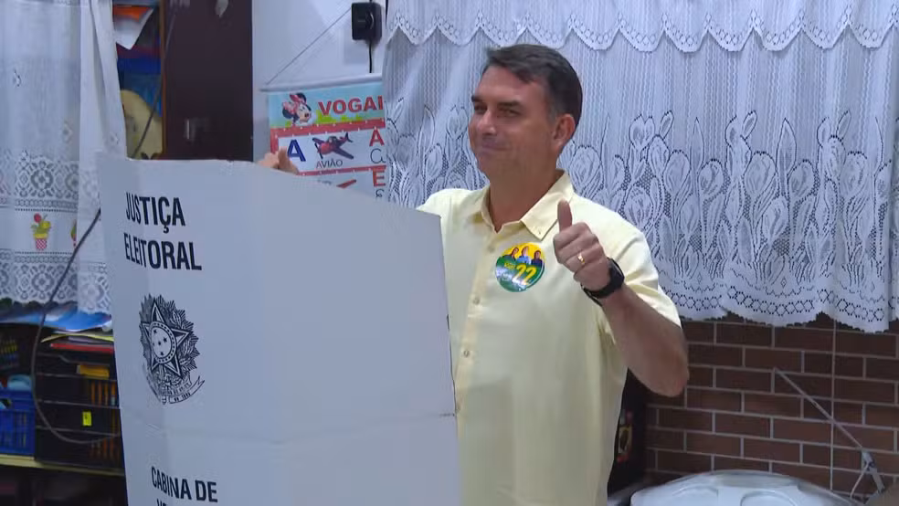 Candidato Fl�vio Bolsonaro vota na Zona Norte do Rio � Foto: Reprodu��o