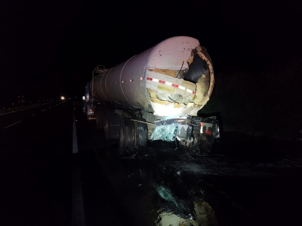 Carreta carregada com xarope é atingida por ônibus na BR-050 em Uberaba — Foto: Polícia Rodoviária Federal/Divulgação
