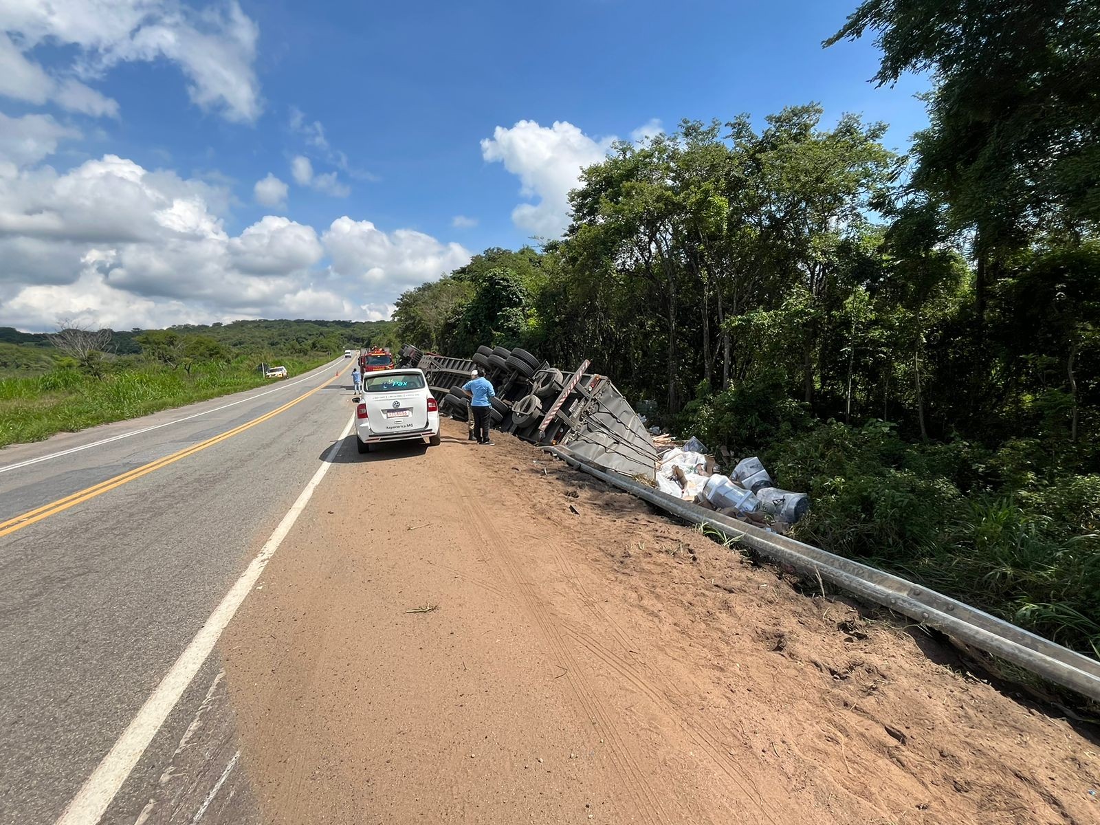 Motorista morre após carreta tombar na BR-494, em Itapecerica