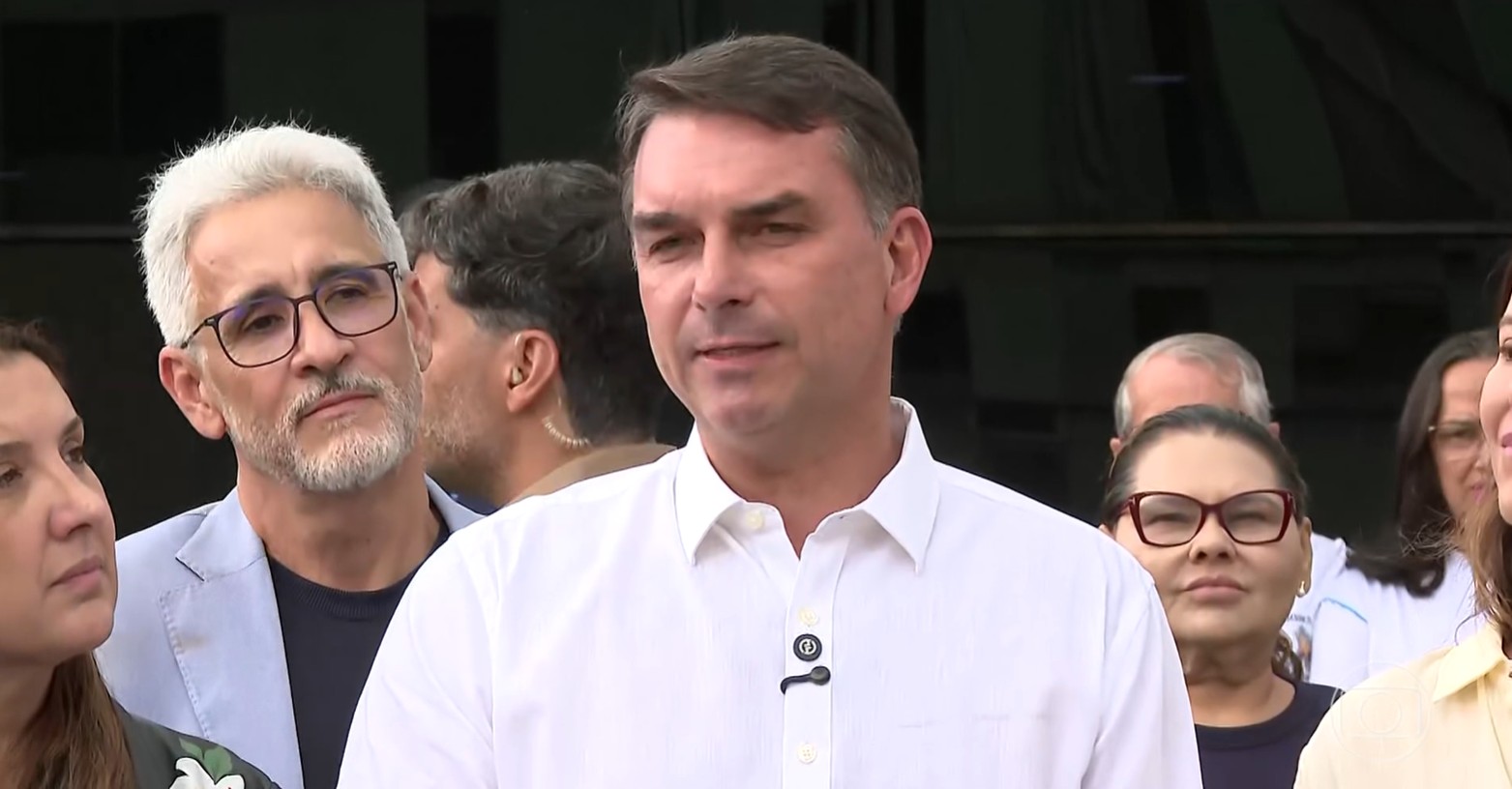Após missa em Brasília, Flávio Bolsonaro diz que visitará o pai na terça-feira