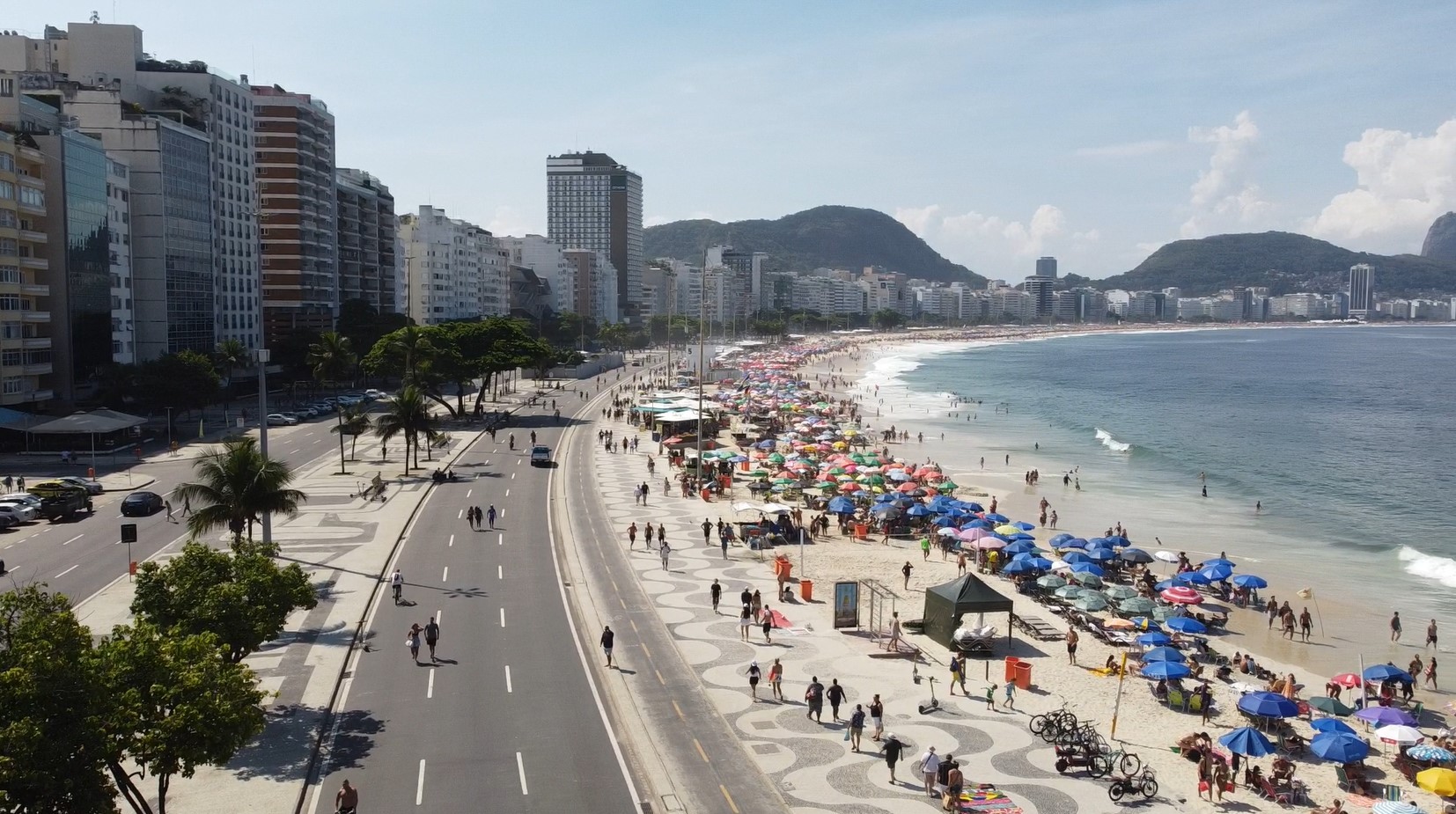 Após decreto, moradores esperam fim de som alto em quiosques da orla; concessionária aposta em sensores de IA para monitorar barulho