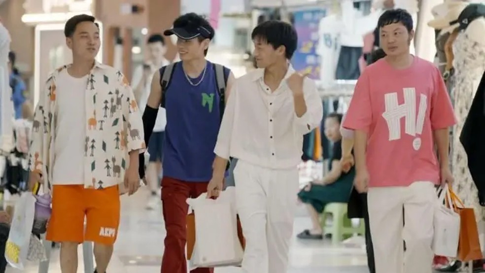 'The Dating Game' mostra (da esquerda para a direita) Hao levando Wu, Li e Zhou para comprar roupas escolhidas por ele. — Foto: Fish+Bear pictures via BBC