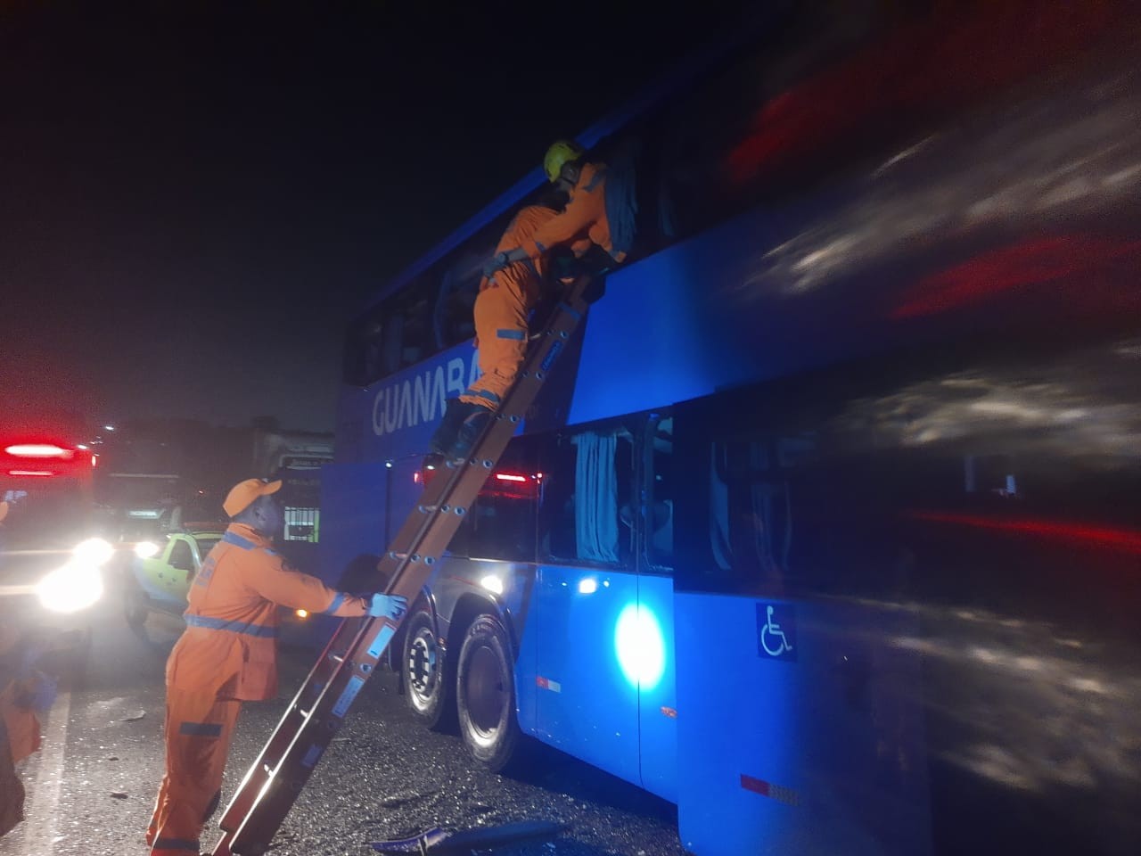 Batida entre ônibus de turismo e carreta deixa feridos na BR-050