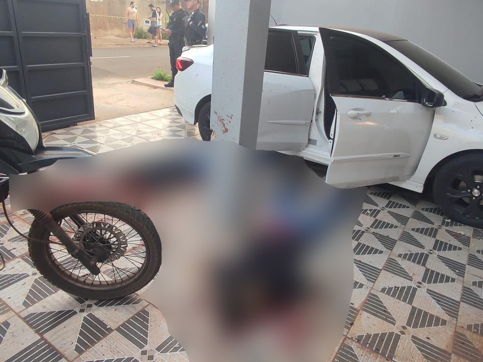 Homens foram atingidos quando chegavam em uma residência — Foto: Redes sociais