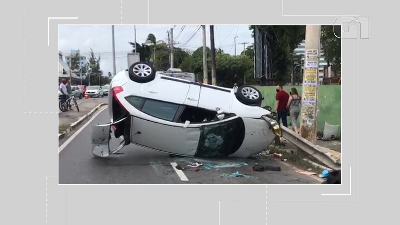 Carro capota após bater em outro veículo em Lauro de Freitas, na Região ...