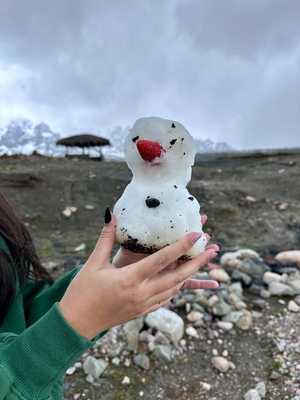 Boneco de neve na estrada do Peru — Foto: Geisy Negreiros/ Rede Amazônica