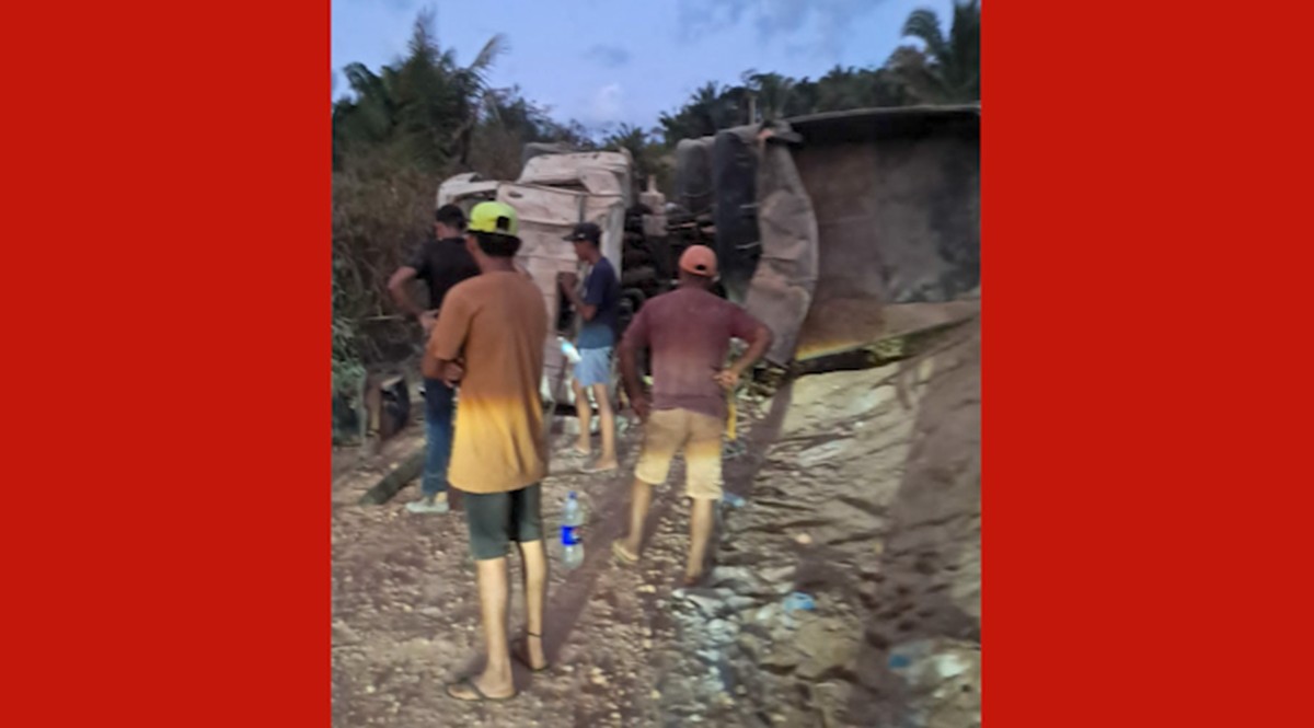 Caminhão carregado com cimento e areia tomba e deixa um morto e dois feridos no Pará