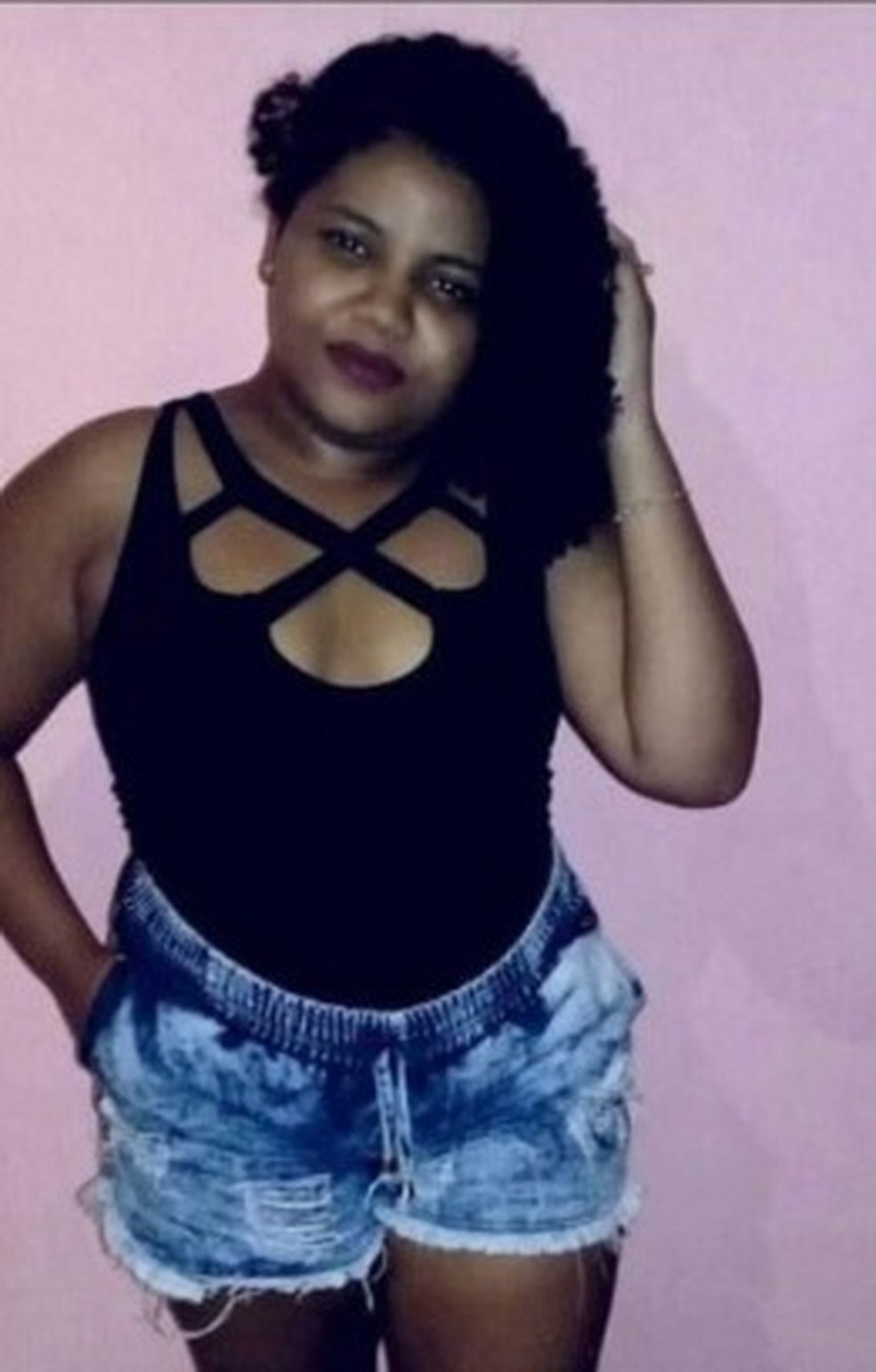 Jovem morreu durante tombamento de um ônibus com romeiros na rodovia PE-585, em Pernambuco — Foto: Reprodução