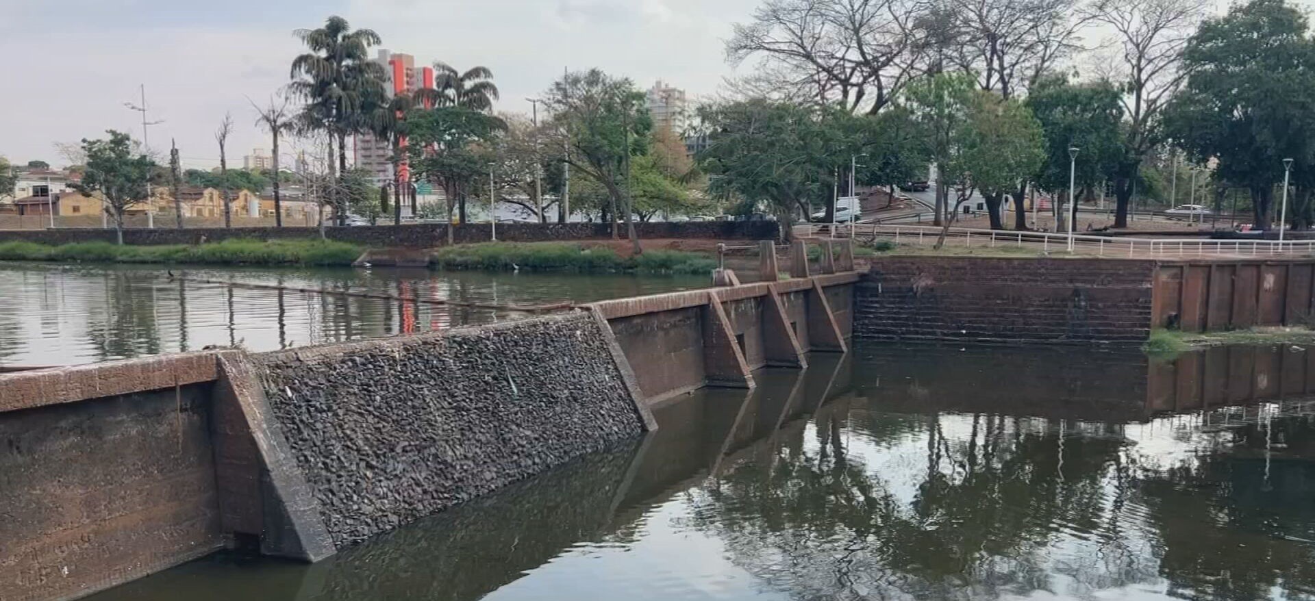 Sem chuva há mais de 60 dias e com 'calorão', vertedouro seca em Rio Preto