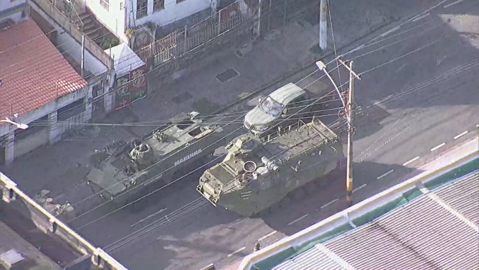 Veículo da Marinha no Lins de Vasconcelos, na Zona Norte do Rio — Foto: Reprodução/ TV Globo