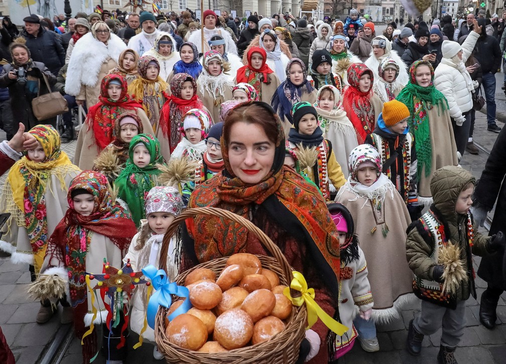 Pessoas vestidas com trajes tradicionais ucranianos participam de uma celebração de Natal, em meio ao ataque da Rússia à Ucrânia, em Lviv, na Ucrânia — Foto: Reuters/Roman Baluk TPX