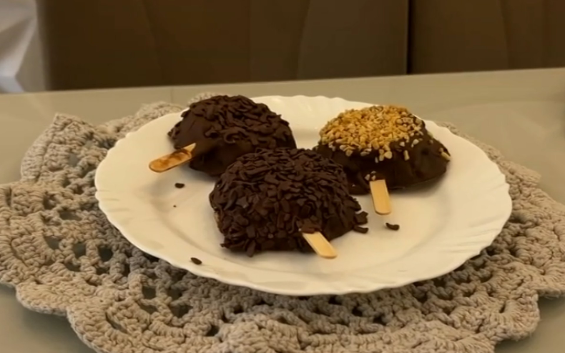 Pudim no palito e no copo: sobremesa vira tendência nas redes e confeiteiras do interior de SP inovam na produção