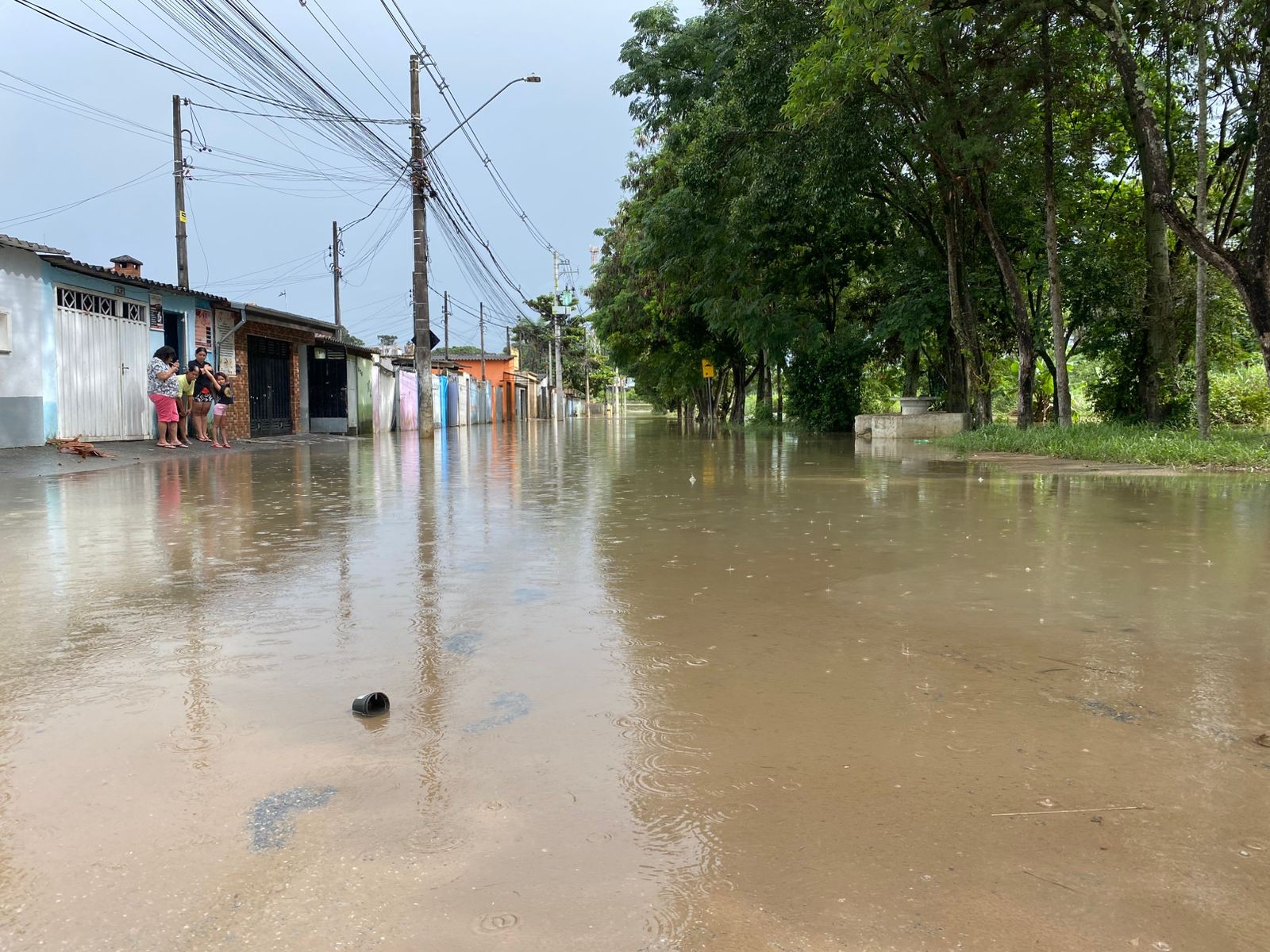 Bairro Santa Tereza, em Taubaté, segue com ruas alagadas após córrego transbordar durante temporal