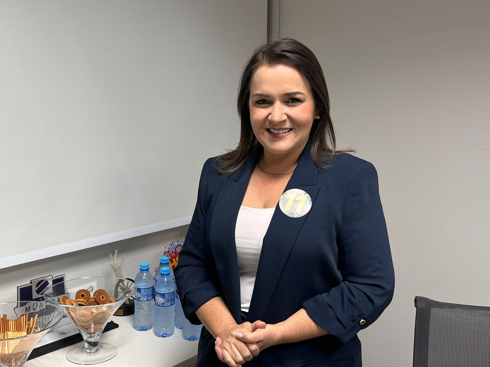 A candidata Adriane Lopes, do PP, foi a segunda a chegar para o debate da TV Morena — Foto: TV Morena/ Divulgação