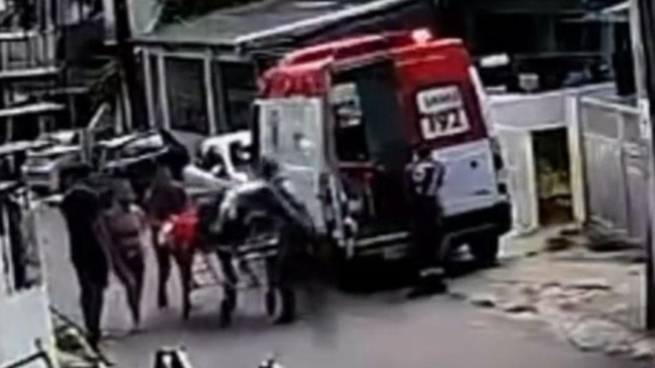 Idoso cai de maca ao ser levado para ambulância em Manaus; VÍDEO