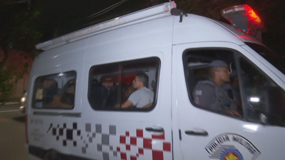 Mais de 30 pessoas usadas como 'mulas' para tráfico de drogas foram levadas para Polícia Federal — Foto: Reprodução/TV Globo