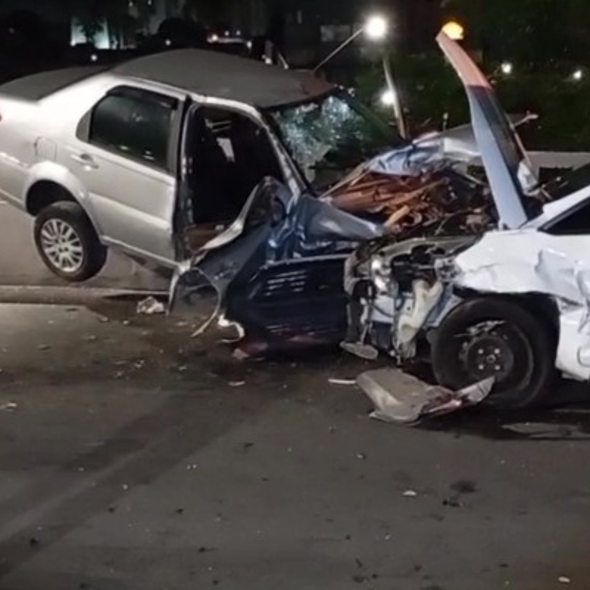 Motorista fica ferido ao perder controle da direção e atingir dois carros em Campinas