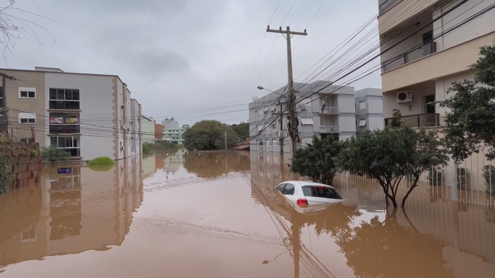 Ruas alagadas em Lajeado. — Foto: RBS TV/Reprodução