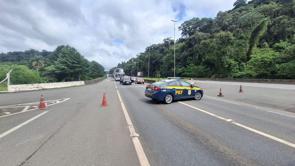 Caminhão desgovernado bate em veículos e bloqueia BR-376 sentido Santa Catarina; uma pessoa morreu — Foto: PRF