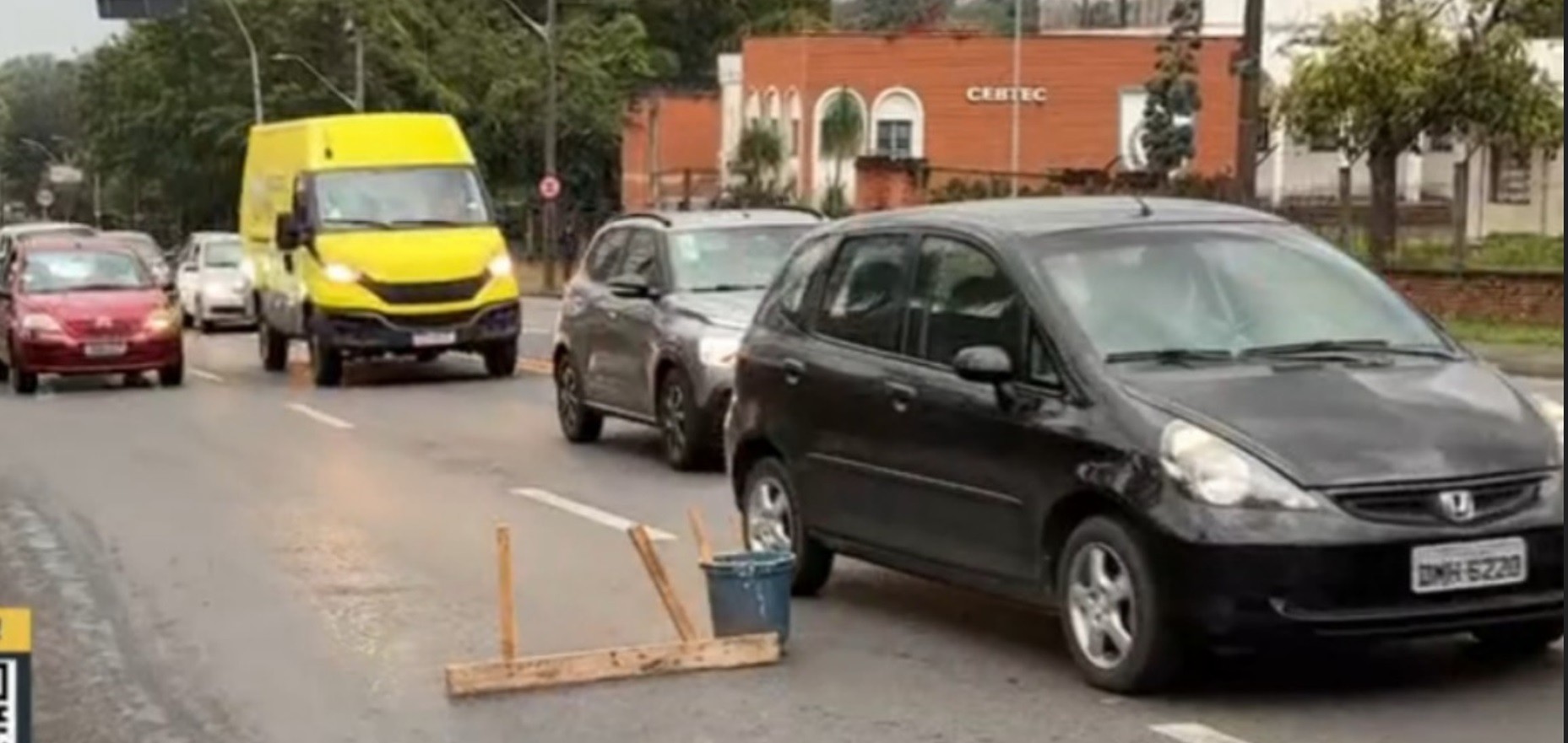 Caminhão com 5 toneladas de farinha quebra, trava trânsito e avenida tem sinalização improvisada com balde e madeira em Piracicaba