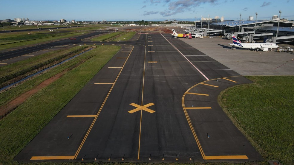 Pista do Aeroporto Salgado Filho recebe última camada de asfalto antes da  retomada de voos internacionais | G1, image size:984x554