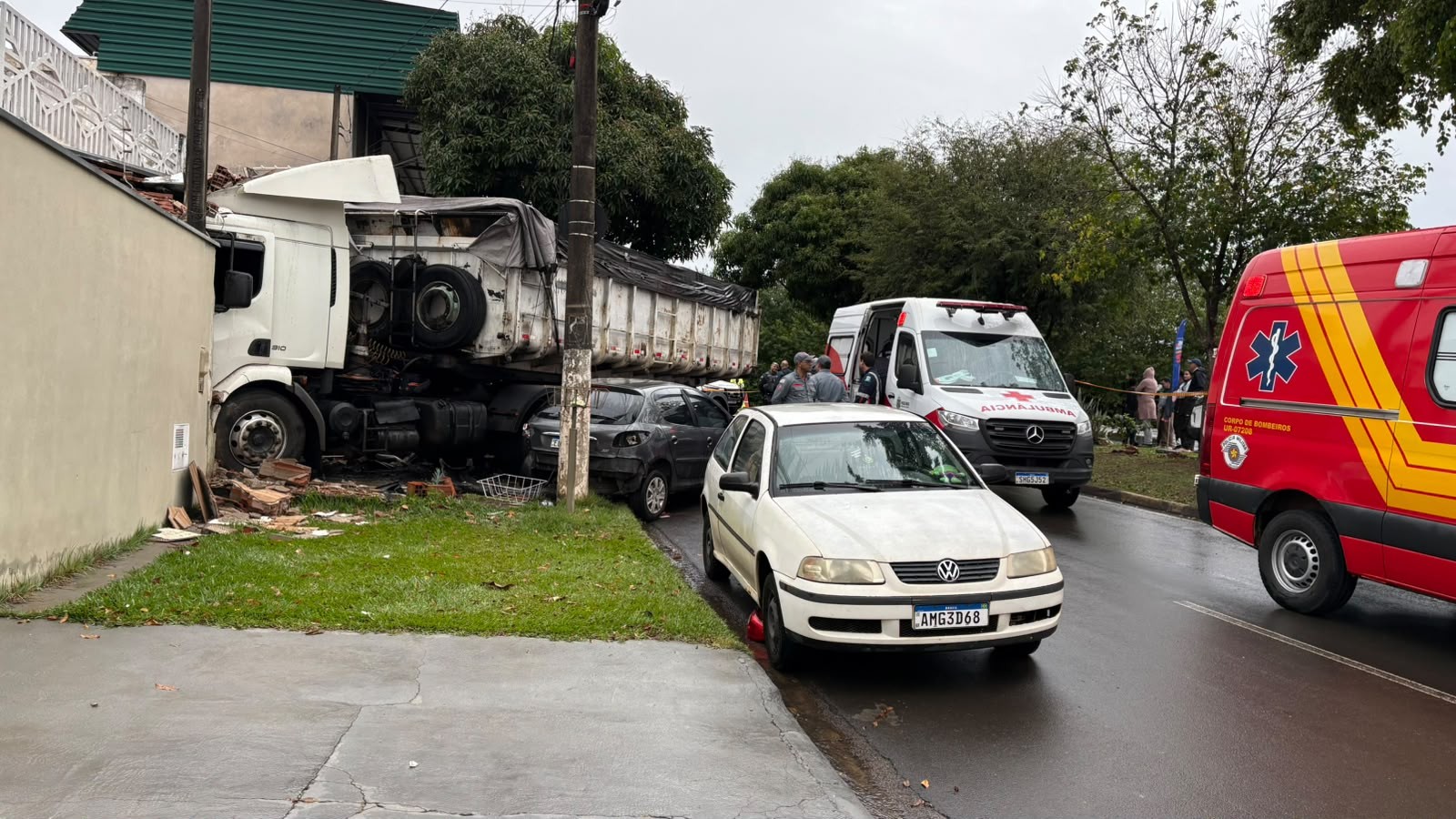 Caminhão bate em muro de casa e motorista fica ferido no interior de SP