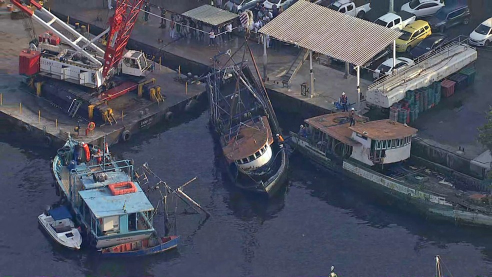 Embarcações à deriva serão retiradas da Baía de Guanabara — Foto: Reprodução/TV Globo