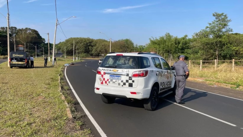 Motociclista morre após bater em poste na madrugada em Araraquara