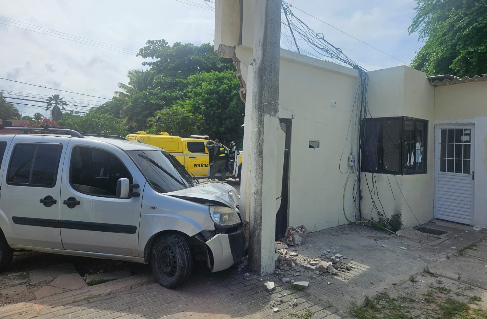 Sete crianças ficam feridas após motorista de minivan furar blitz e bater em muro em Paulista