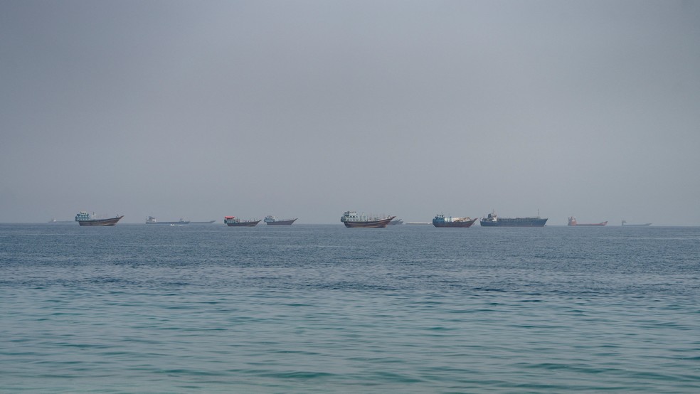 Barcos no Estreito de Ormuz, vistos de Musandam, em Omã — Foto: REUTERS/Stringer